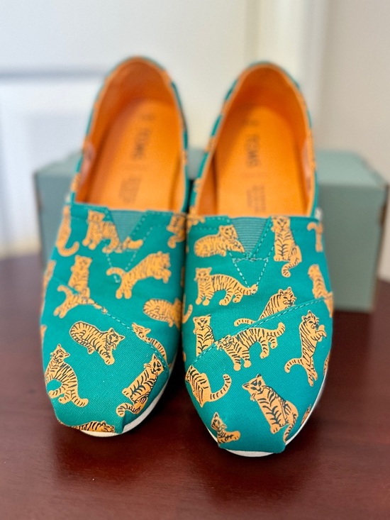Toms Shoes - TOMS Classic Alpagatas Slip-On Flats | Deep Teal Tiger Print | size 5.5